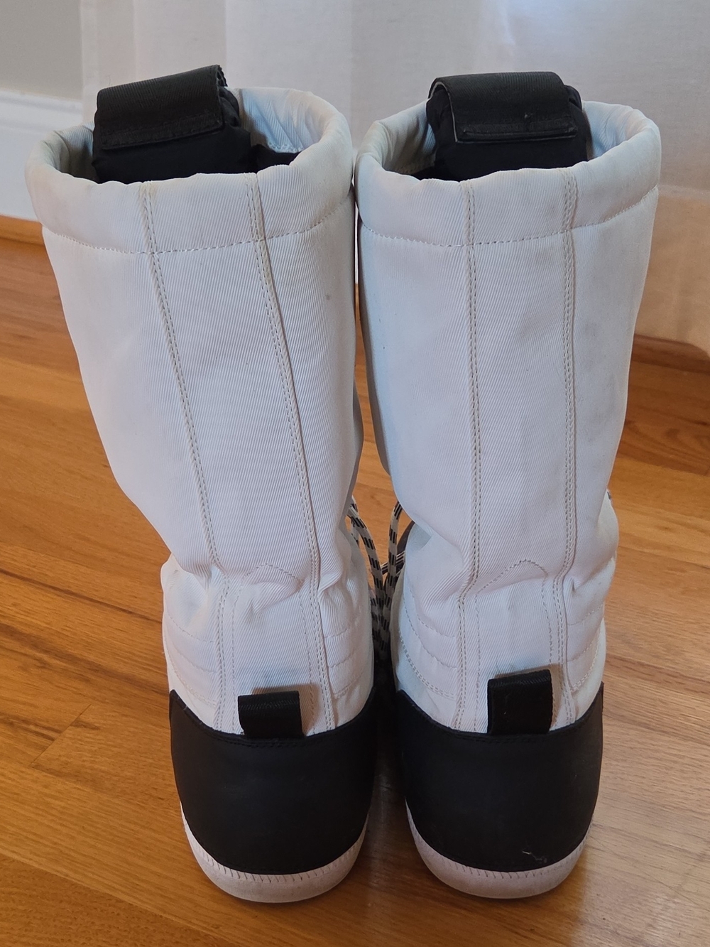 Hunter White and Black Lace-Up Winter Snow Boots - Picture 9 of 9